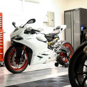 Ducati 899 Panigale in garage with RaceDeck Diamond and Free-Flow
