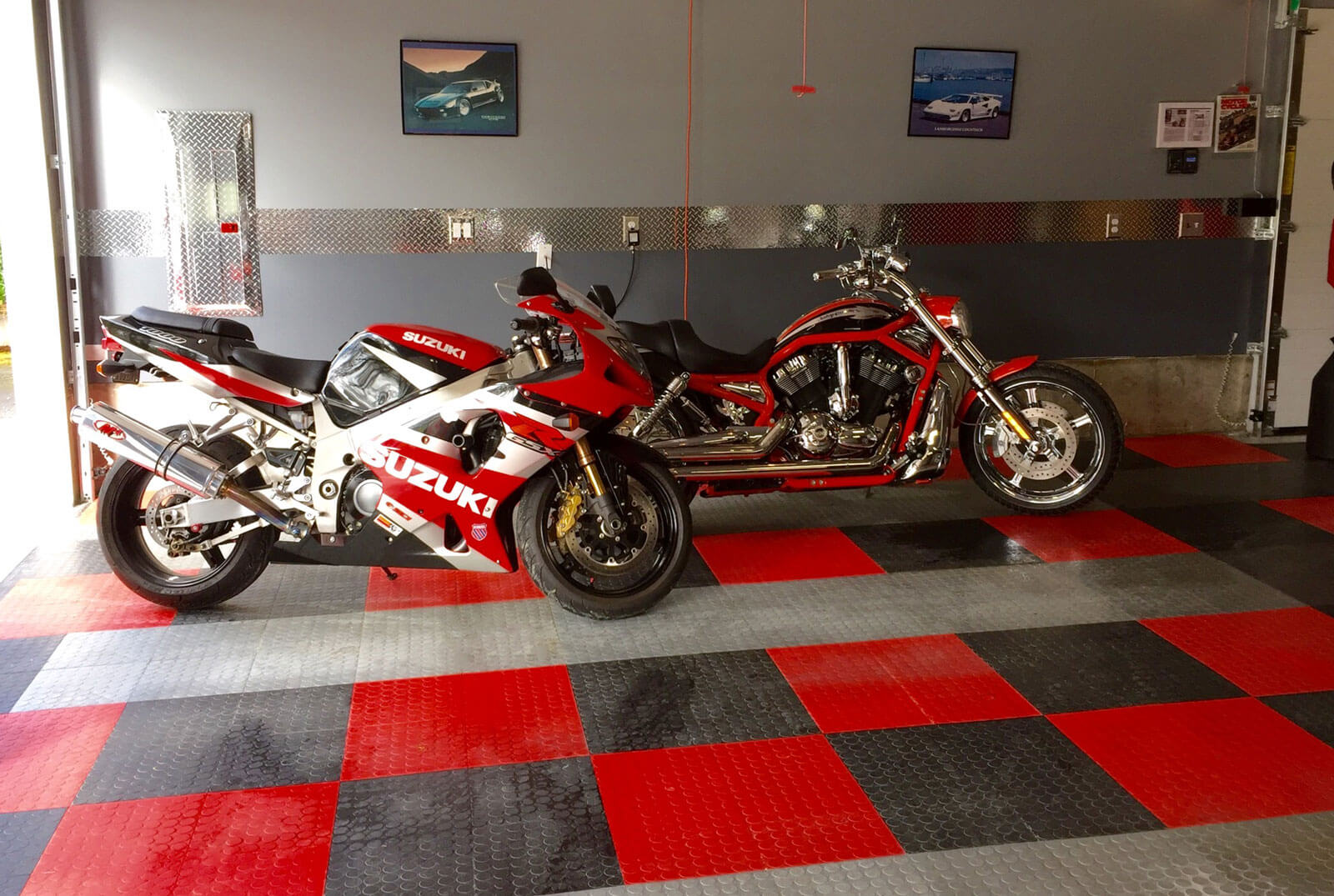 CircleTrac Garage with Suzuki Motorbikes