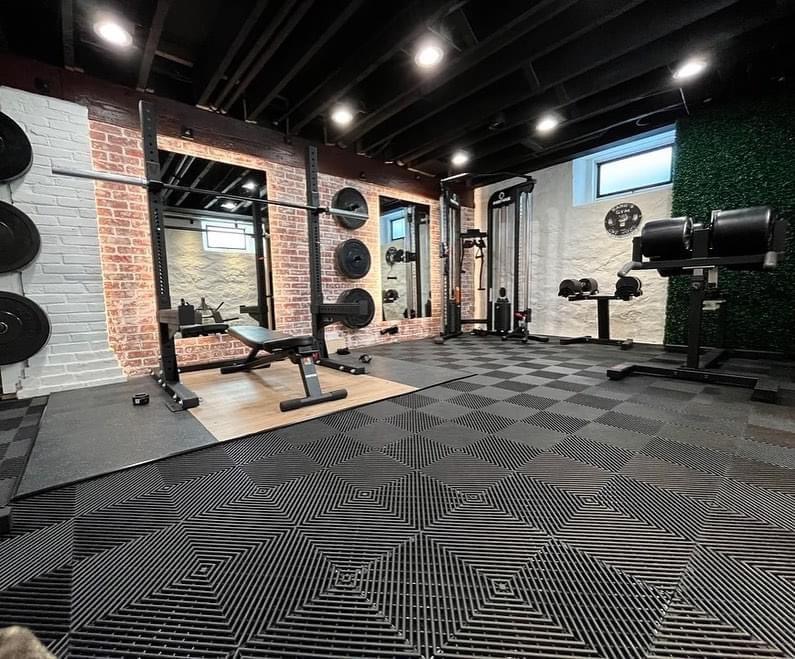 Black Free-Flow gym floor setup Black Free-Flow gym floor setup