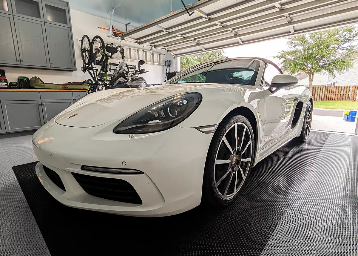 Porsche parked on GarageFlow