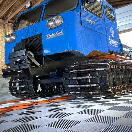 Snowcat on free-flow XLC